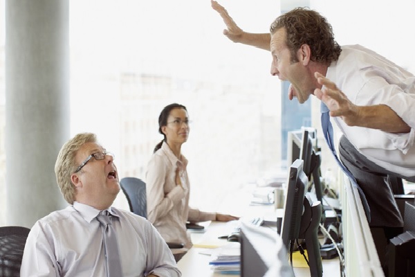 Cómo lidiar con un compañero de trabajo difícil cuando el jefe no está